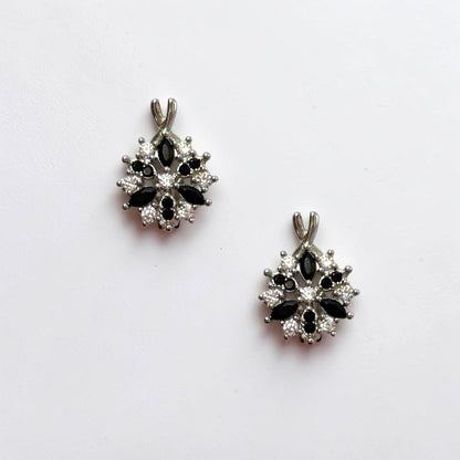 Pendientes de aro con flores negras y plateadas