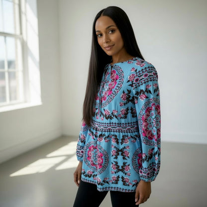 Blusa con escote en V, borlas y lazo con estampado bohemio azul