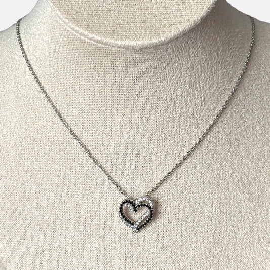 Collar de piedra de corazón en blanco y negro
