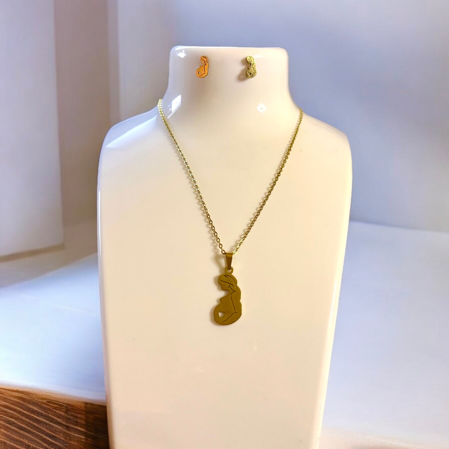 Hermoso conjunto de pendientes y collar para futura mamá