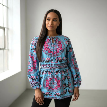 Blusa con escote en V, borlas y lazo con estampado bohemio azul