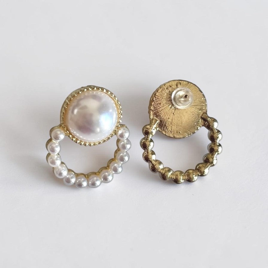 Elegantes pendientes redondos de mujer en color marfil y perla