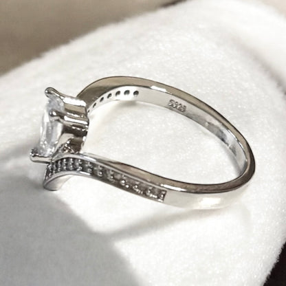 Elegante conjunto de pendientes y anillo con clase