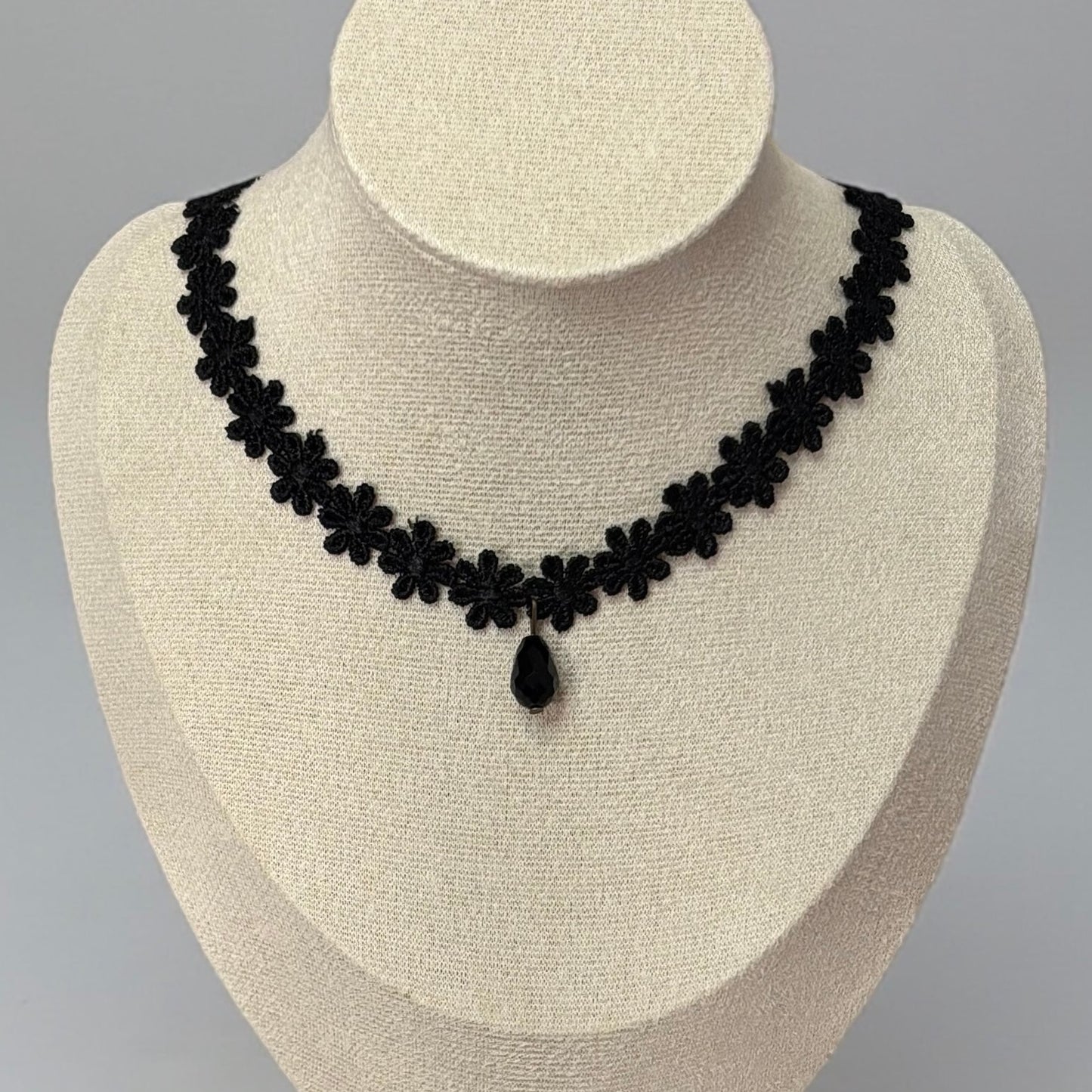 Gargantilla fresca de encaje floral