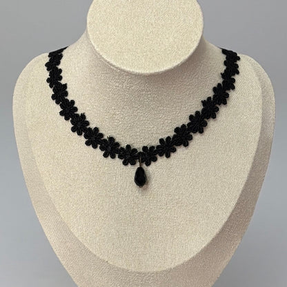 Gargantilla fresca de encaje floral