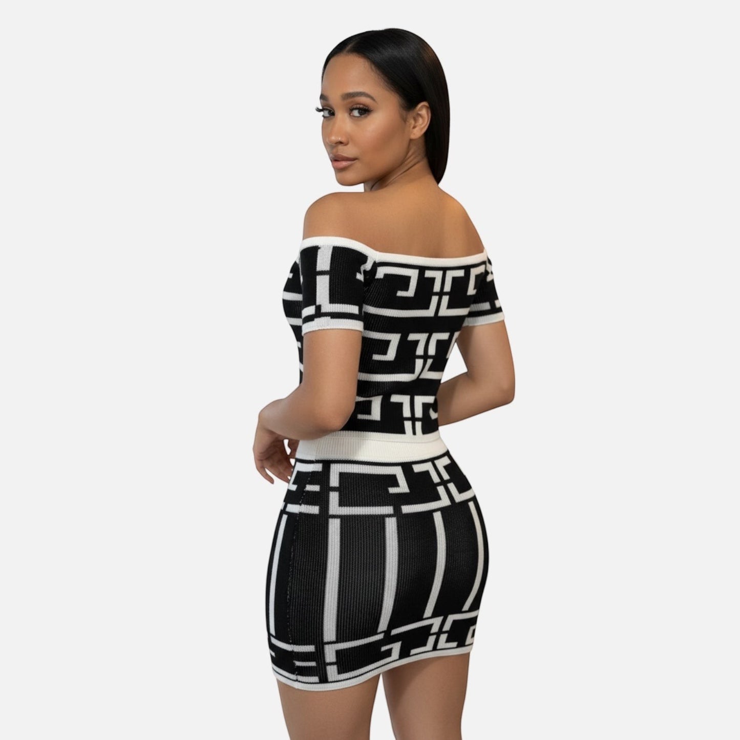 Conjunto con estampado geométrico y hombros descubiertos