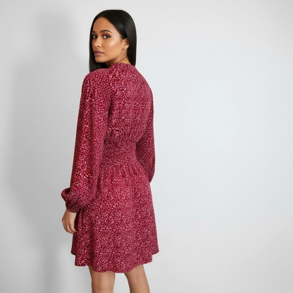 Vestido fluido color vino tinto con volantes para mujer