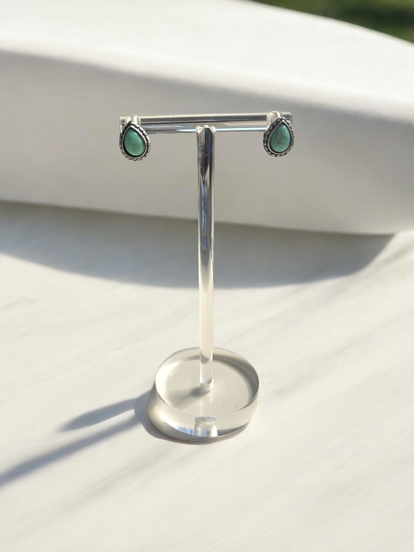 Pendiente pequeño clásico de piedra verde
