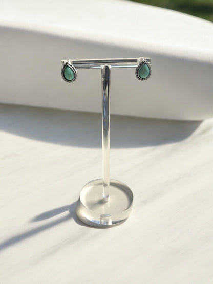 Pendiente pequeño clásico de piedra verde