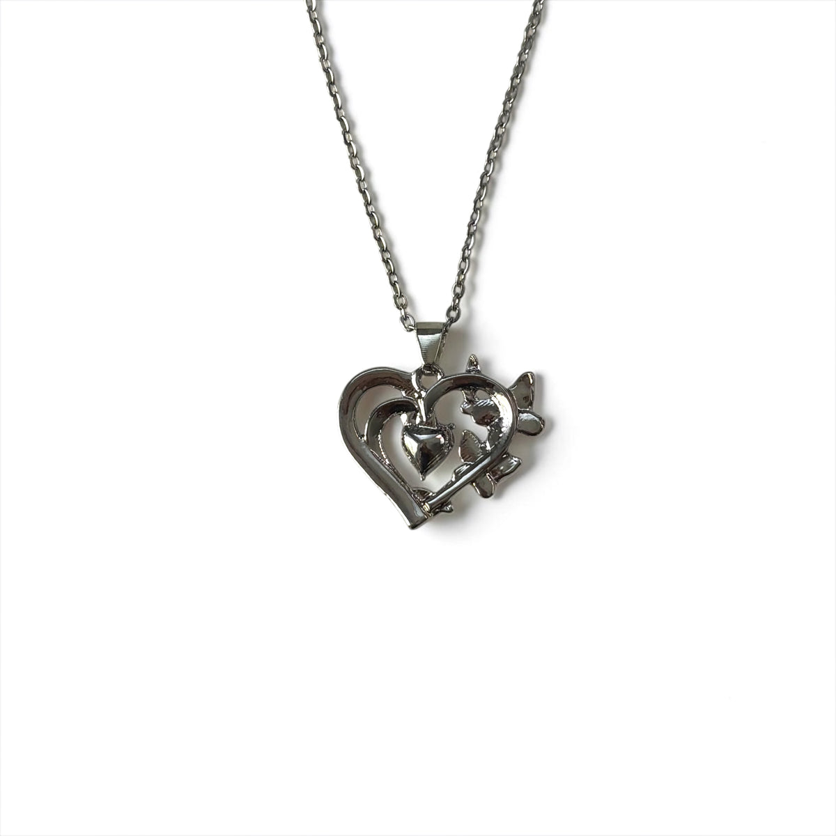 Collar con colgante de mariposa y corazón