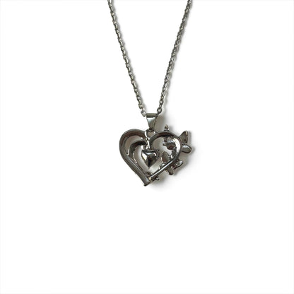 Collar con colgante de mariposa y corazón