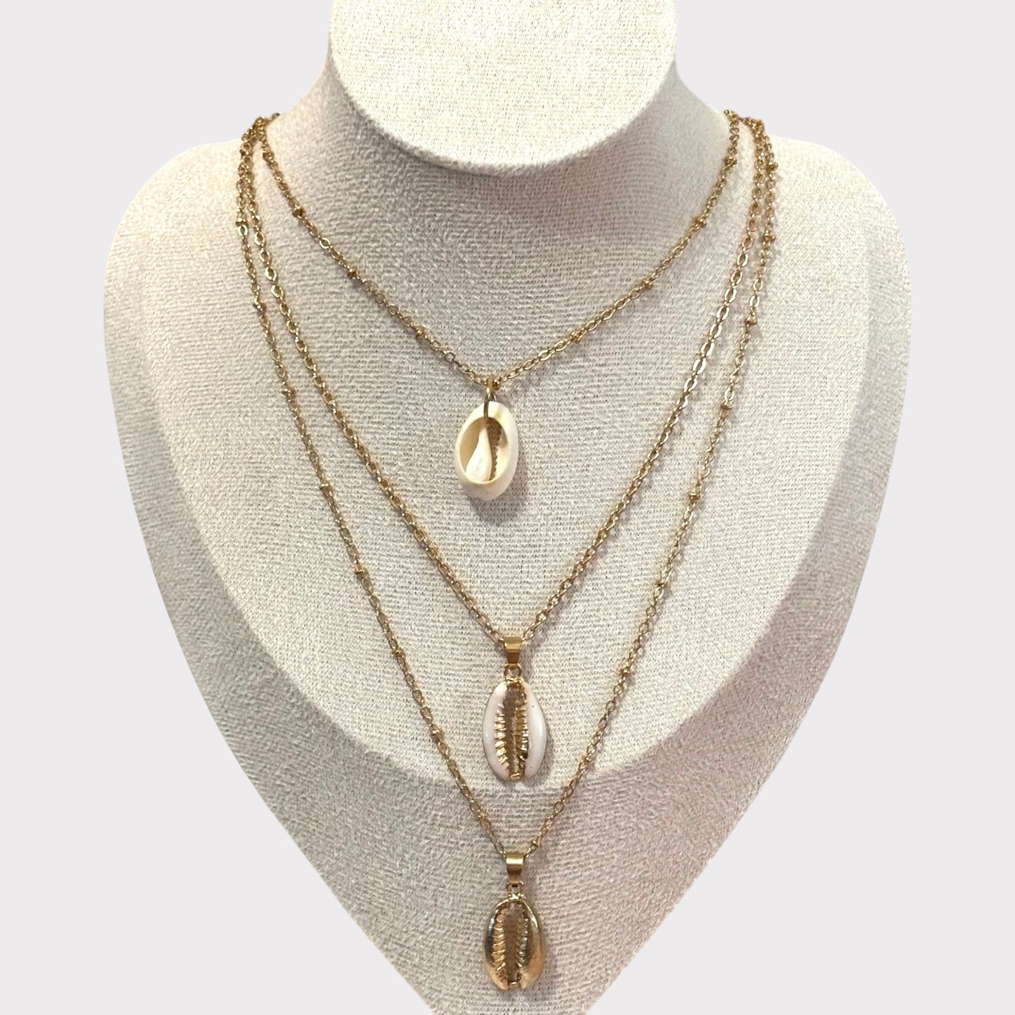 Collar de conchas multicapa