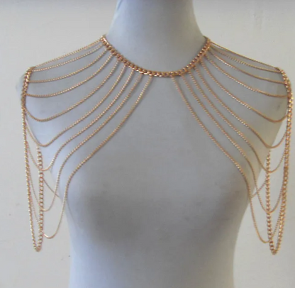 Cadena elegante con cuerpo de metal dorado de múltiples capas