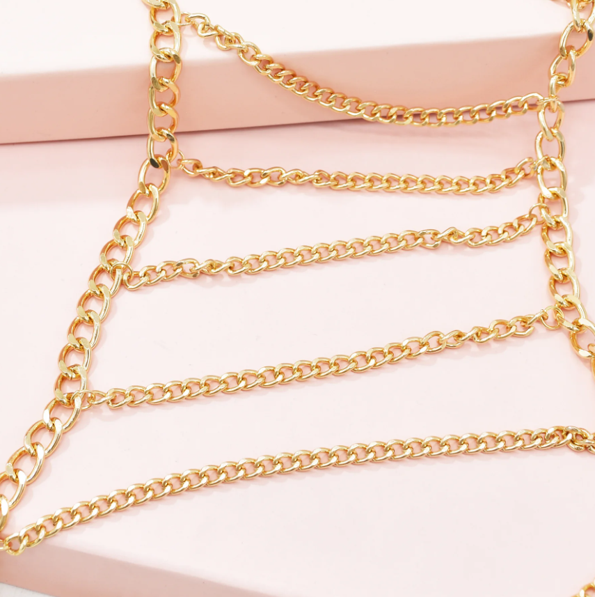 Cadena elegante con cuerpo de metal dorado de múltiples capas
