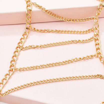 Cadena elegante con cuerpo de metal dorado de múltiples capas