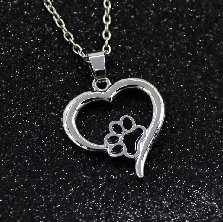 Collar con dije de pata y corazón para mujer
