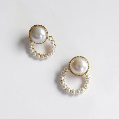 Elegantes pendientes redondos de mujer en color marfil y perla
