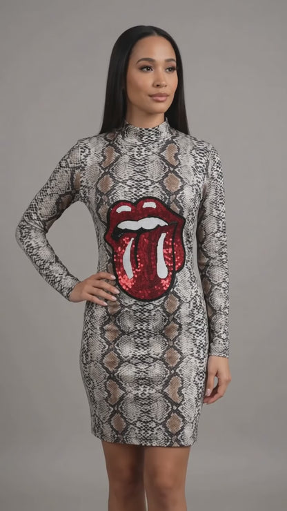 Vestido corto de mujer de manga larga con estampado de leopardo y labios rojos