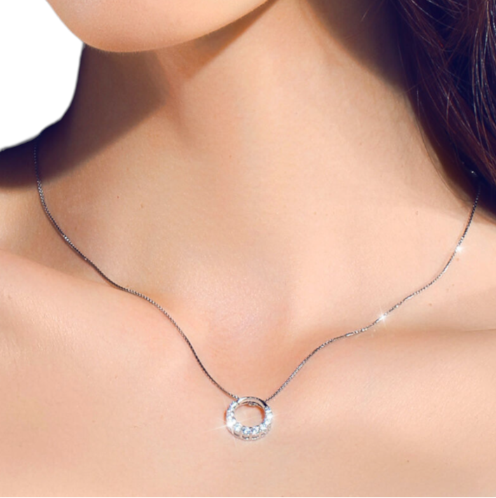 Elegante collar de plata de ley con cristales redondos