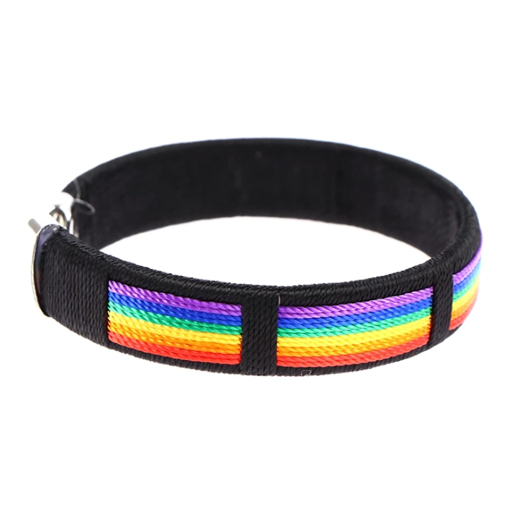 Brazalete abierto con dijes y cuerdas de arcoíris
