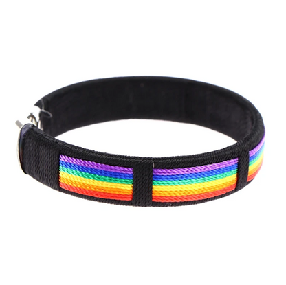 Brazalete abierto con dijes y cuerdas de arcoíris