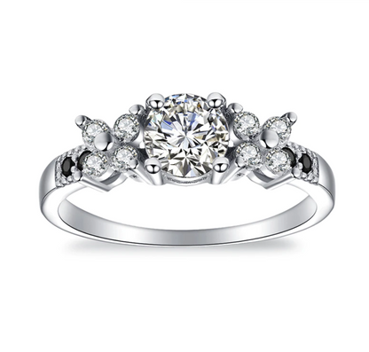 Elegante anillo de compromiso de plata de ley