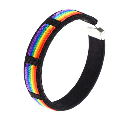Brazalete abierto con dijes y cuerdas de arcoíris