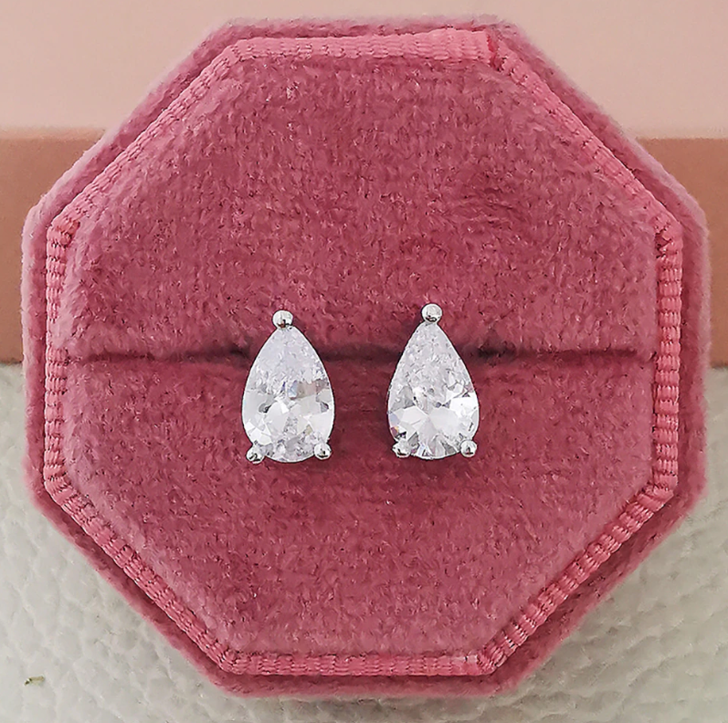 Elegante conjunto de pendientes y anillo con clase