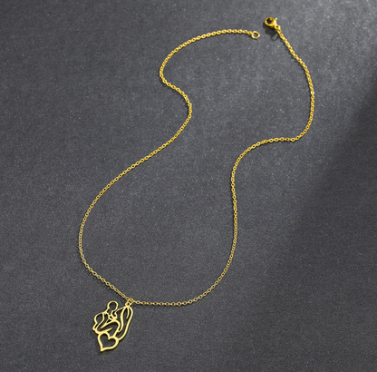 Collar con colgante de madre sosteniendo a su bebé