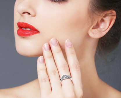Elegante anillo de compromiso de plata de ley