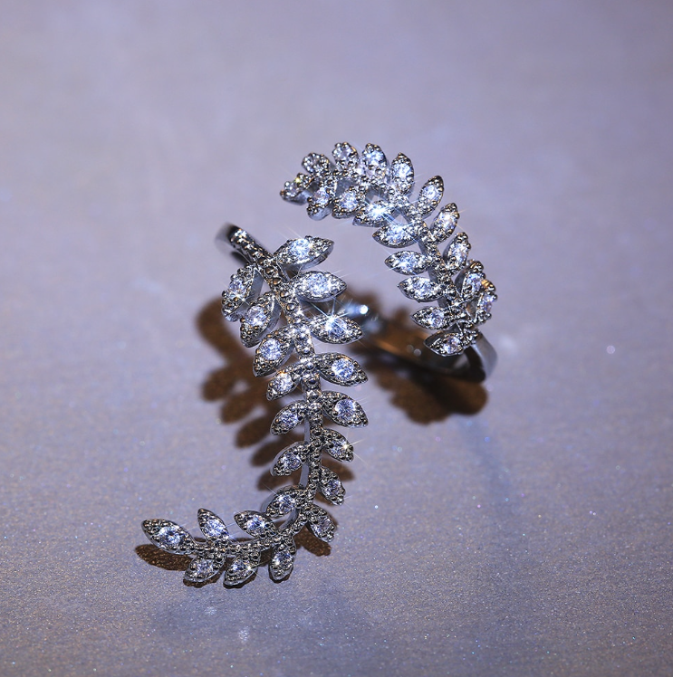 Anillo de plata esterlina con hojas de cristal abiertas