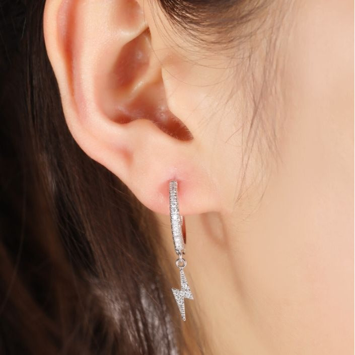 Pendientes de aro con relámpagos de cristal