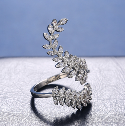 Anillo de plata esterlina con hojas de cristal abiertas