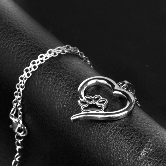 Collar con dije de pata y corazón para mujer