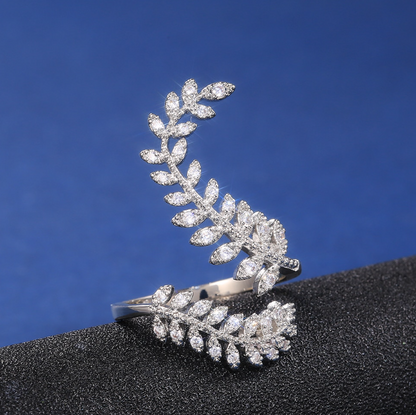 Anillo de plata esterlina con hojas de cristal abiertas