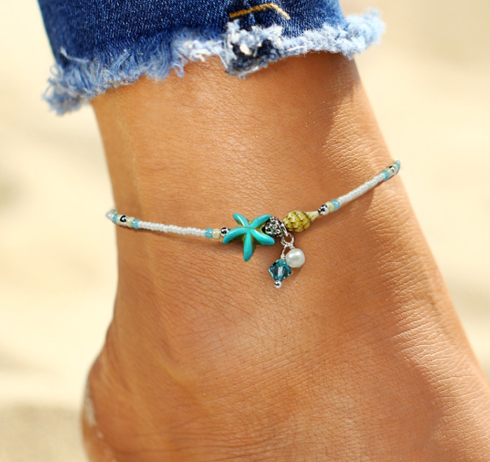 Pulsera bohemia de verano con estrellas de mar en el tobillo
