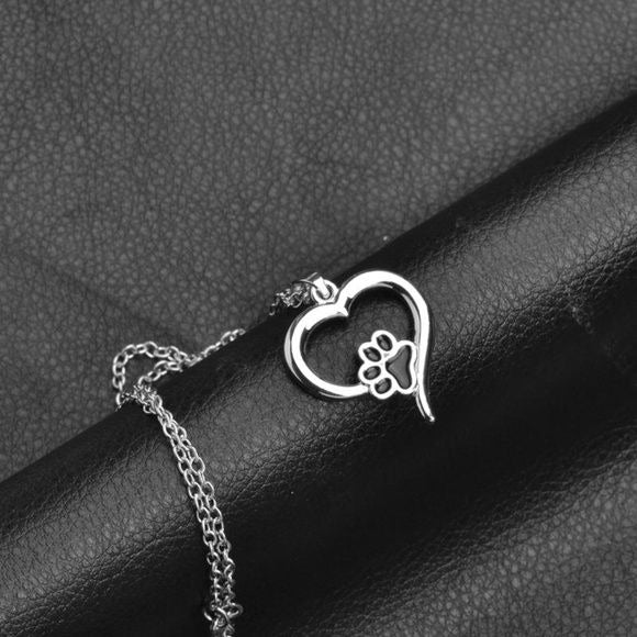 Collar con dije de pata y corazón para mujer