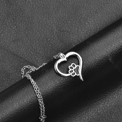 Collar con dije de pata y corazón para mujer