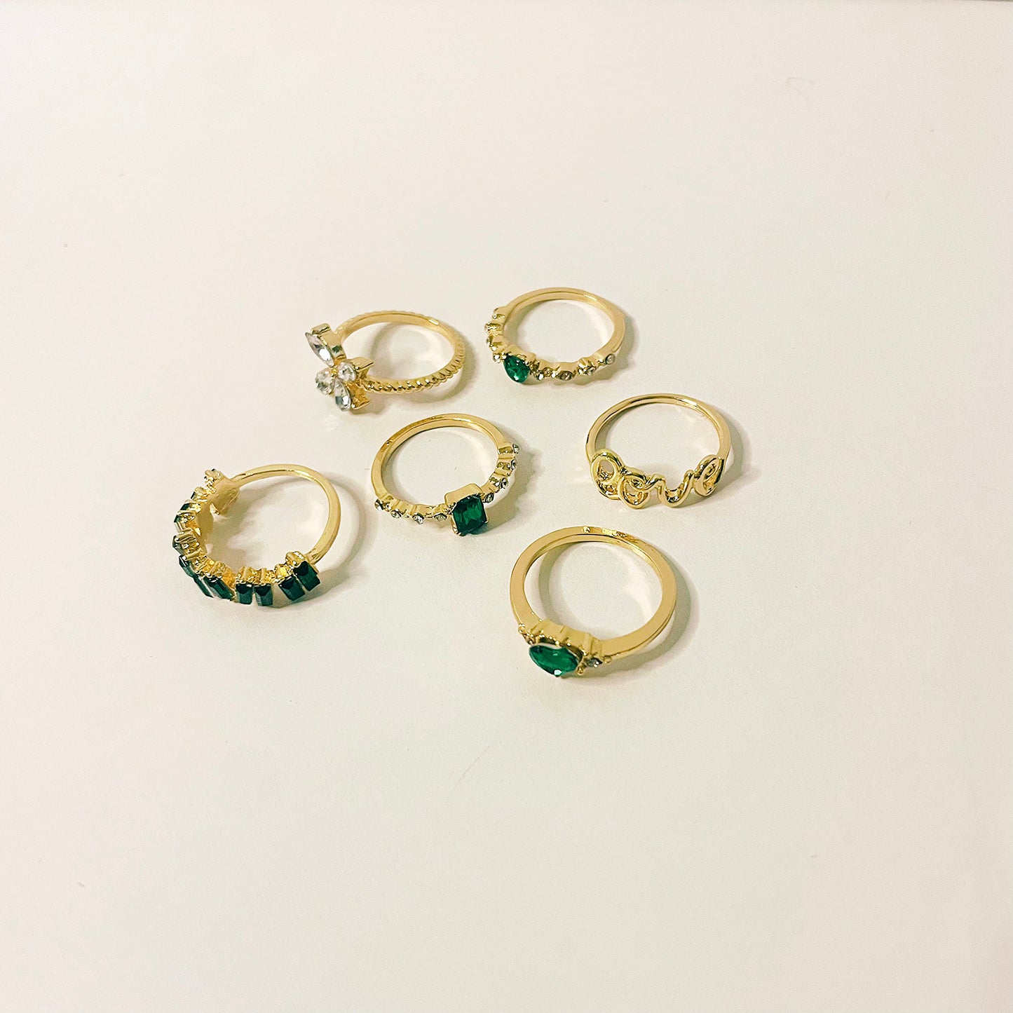 Juego de 6 anillos en oro y verde esmeralda