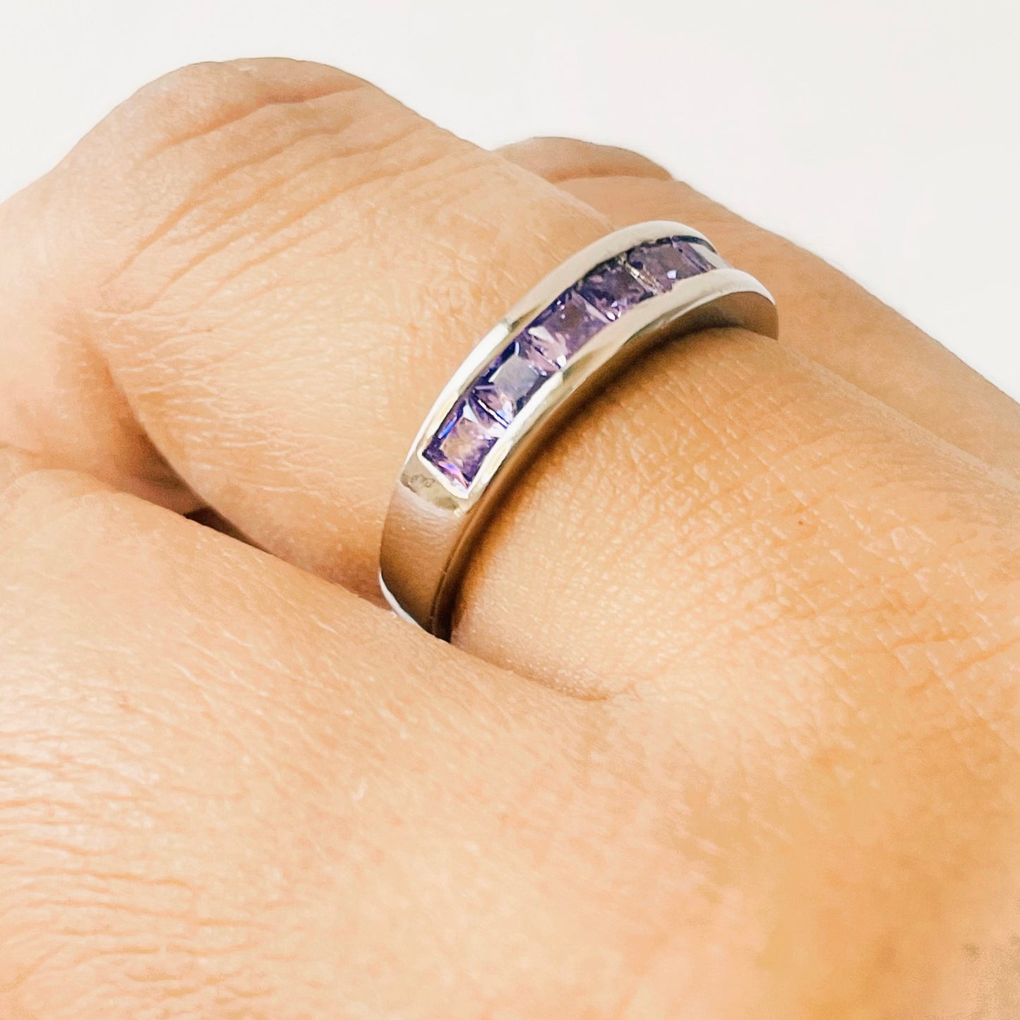 Anillo morado de plata esterlina de lujo