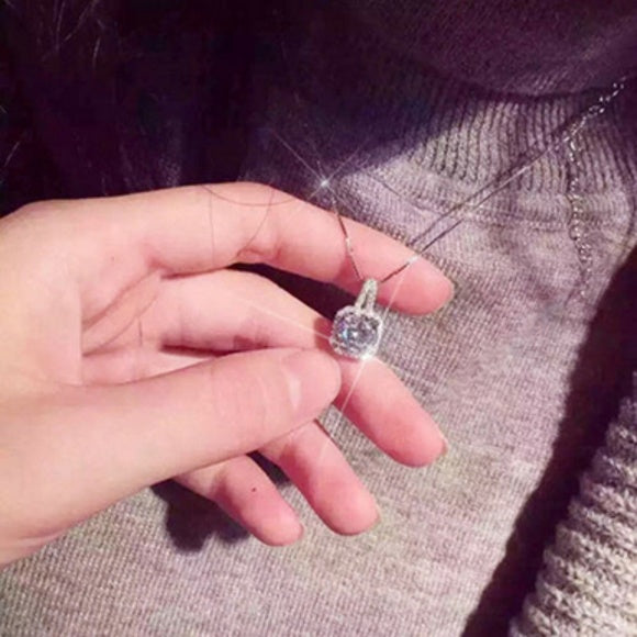 Elegante collar con colgante cuadrado de plata
