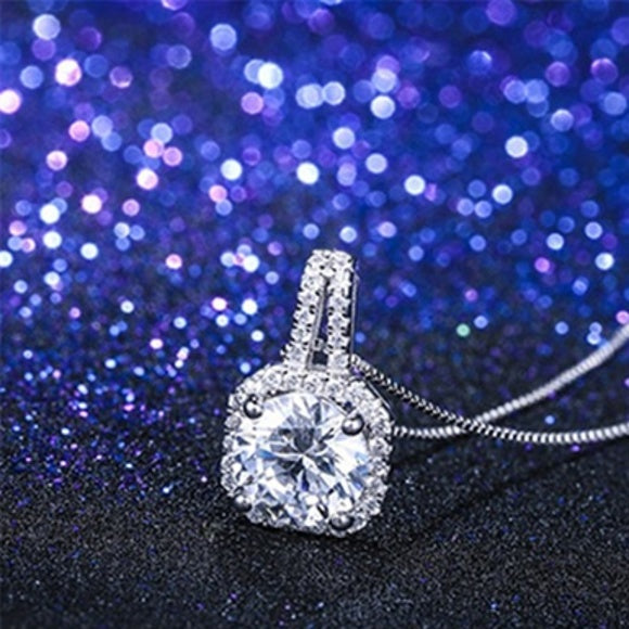 Elegante collar con colgante cuadrado de plata