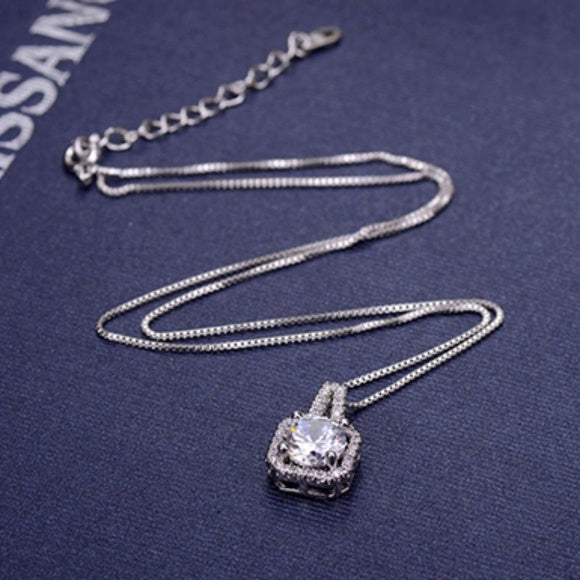 Elegante collar con colgante cuadrado de plata